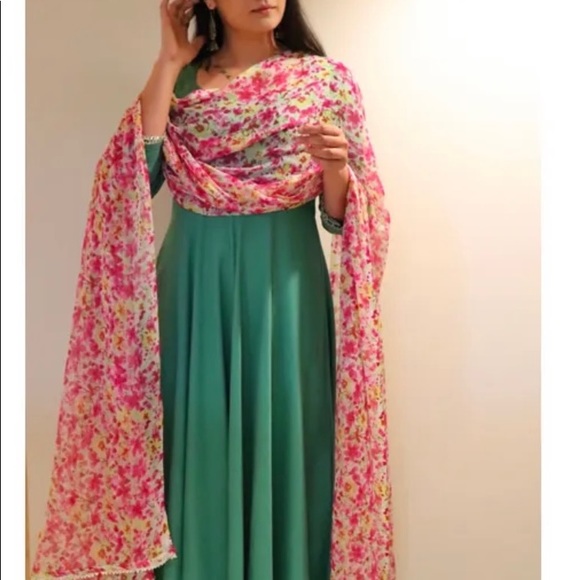 Green salwar with floral dupatta - Picture 2 of 6